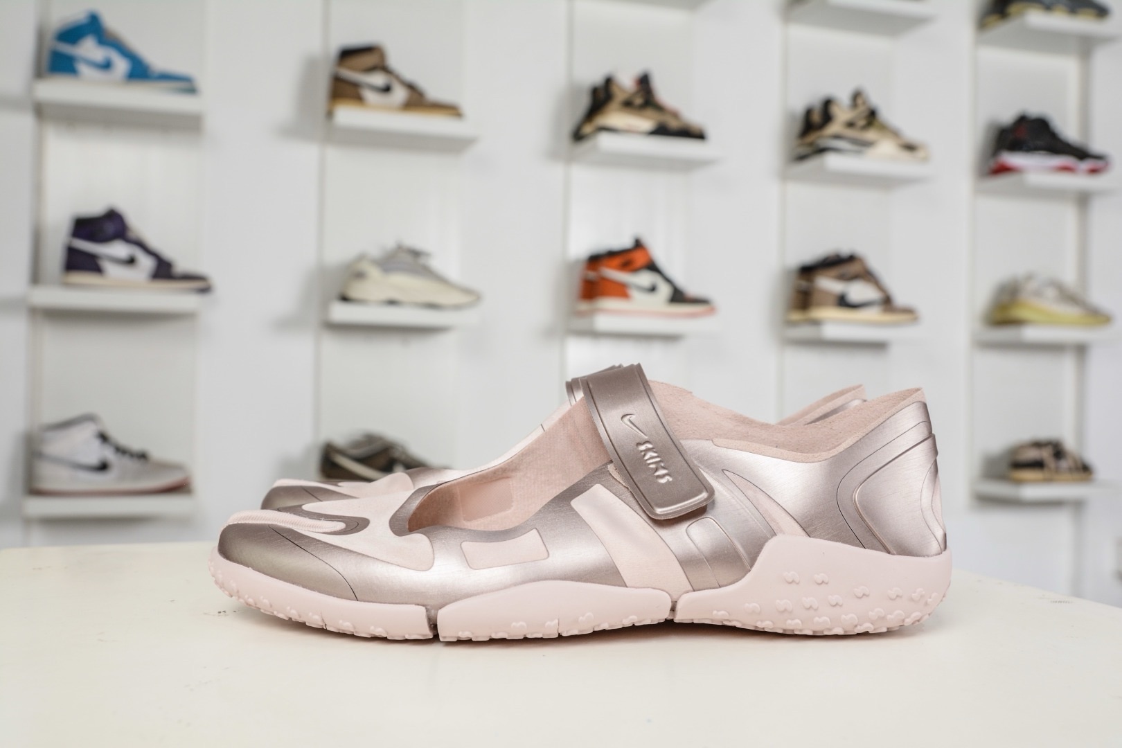 SKIMS x Nike Mesh Rift “Satin/Slit Red”网织裂谷系列玛丽珍芭蕾舞风货号:IQ7158 600